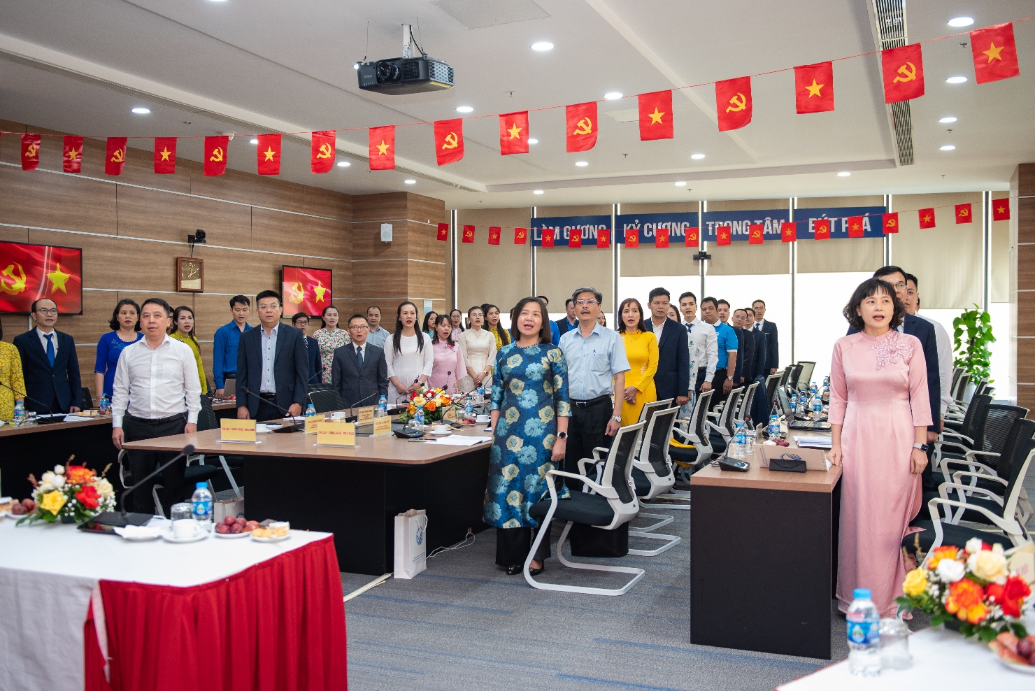 Lấy người dân, doanh nghiệp là trung tâm, chủ thể, mục tiêu và là động lực của chuyển đổi số
