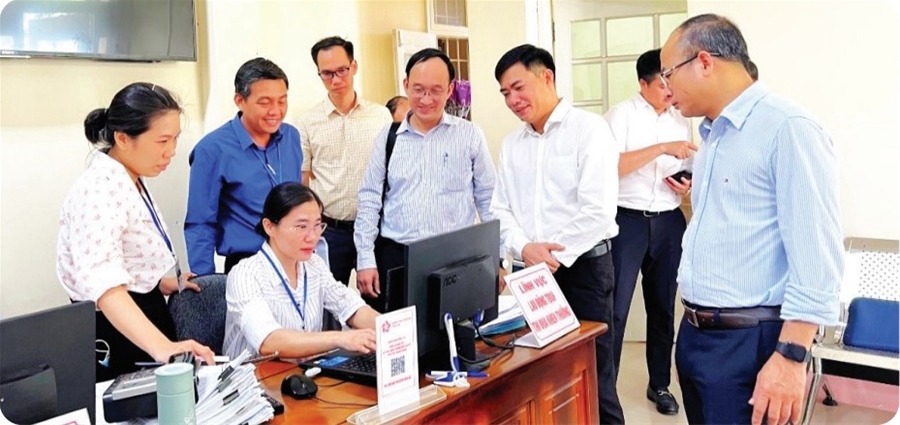 Đoàn công tác kiểm tra thực tế tại UBND huyện Tây Hòa, tỉnh Phú Yên