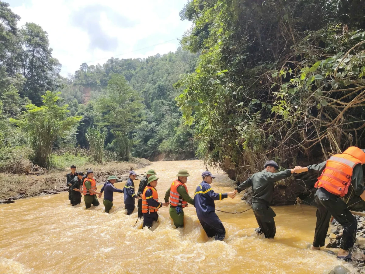 Công an tỉnh Cao Bằng huy động lực lượng, phương tiện tìm kiếm nạn nhân trong vụ sạt lở tại xã Ca Thành, huyện Nguyên Bình, tỉnh Cao Bằng, tháng 9-2024