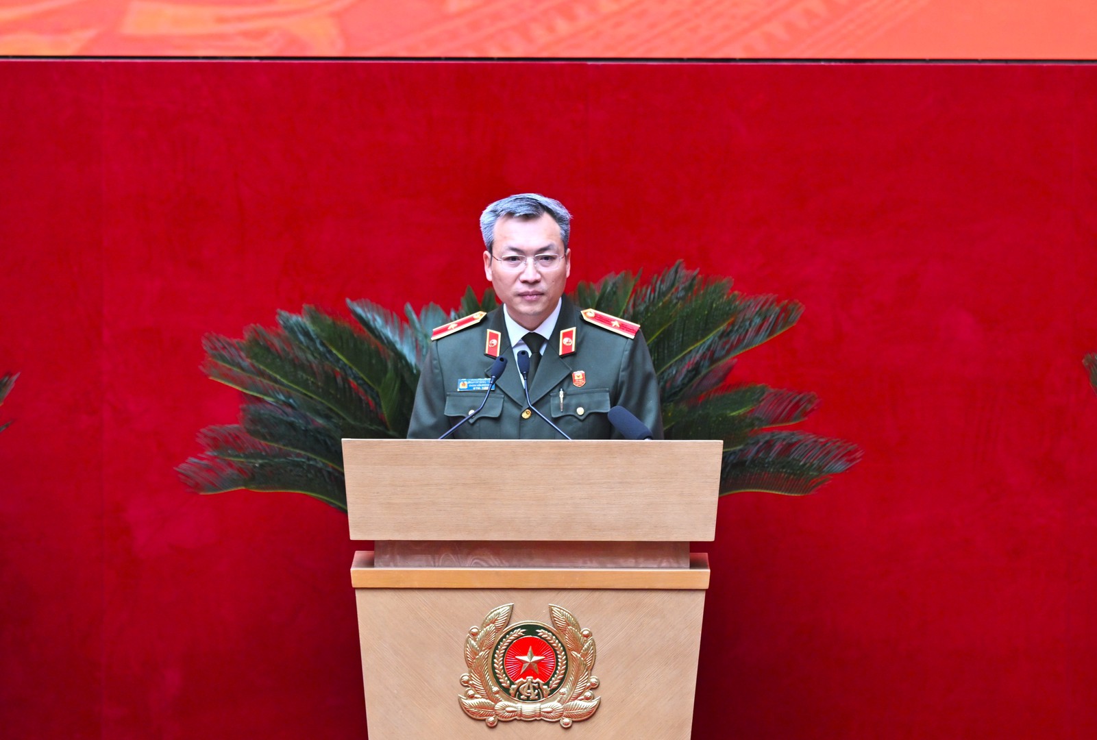 Thiếu tướng Nguyễn Quốc Toản, Chánh Văn phòng Bộ Công an trình bày Báo cáo tóm tắt kết quả thảo luận của 07 Tổ.