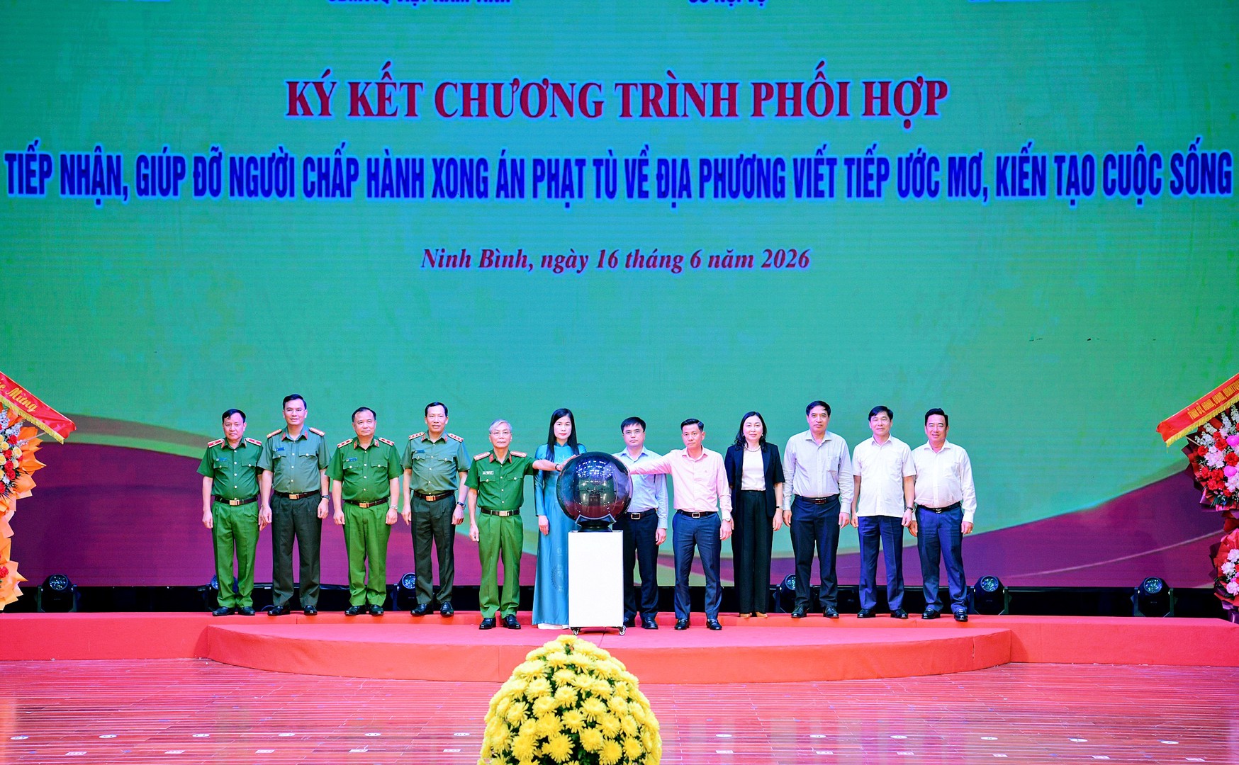 Ninh Bình ký kết Chương trình phối hợp “Tiếp nhận, giúp đỡ, hỗ trợ người chấp hành xong án phạt tù về địa phương viết tiếp ước mơ, kiến tạo cuộc sống”