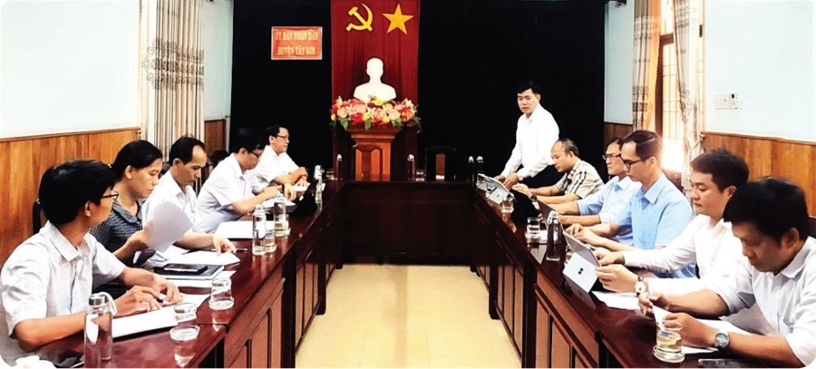 Đồng chí Hoàng Văn Thủy, Trưởng đoàn công tác  điều hành buổi làm việc tại huyện Tây Sơn, tỉnh Bình Định