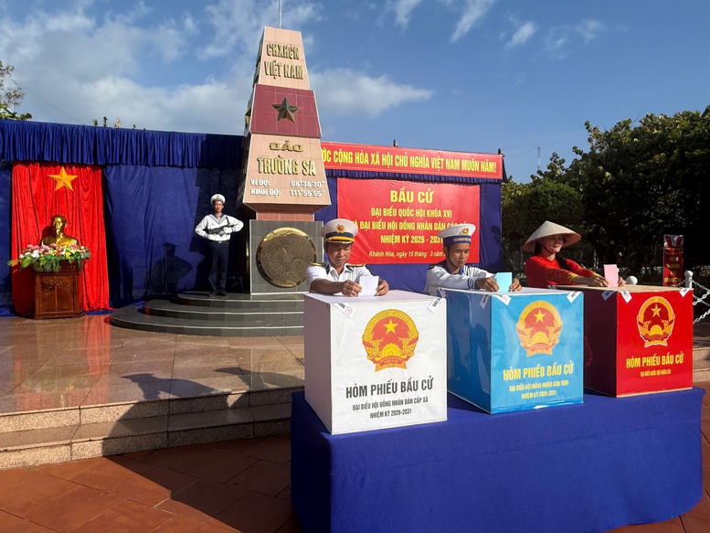 Cử tri Khu vực bỏ phiếu số 14 (đảo Trường Sa) bỏ phiếu bầu cử đại biểu Quốc hội khóa XVI và đại biểu HĐND các cấp nhiệm kỳ 2026 - 2031